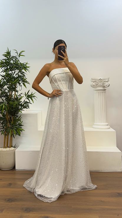 Abito da sera bianco con perline senza spalline