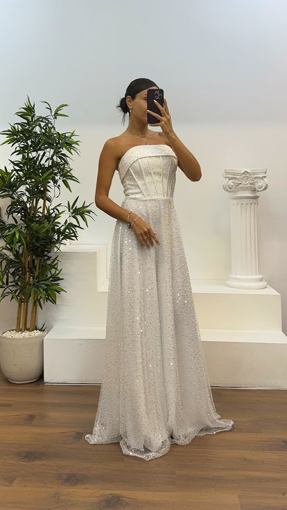 Abito da sera bianco con perline senza spalline