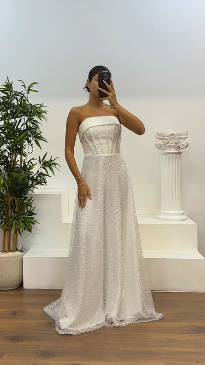 Abito da sera bianco con perline senza spalline