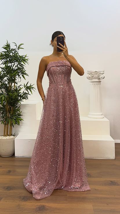 Abito da sera con perline senza spalline color cipria