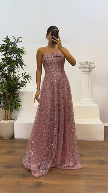 Trägerloses, perlenbesetztes Abendkleid in Puder