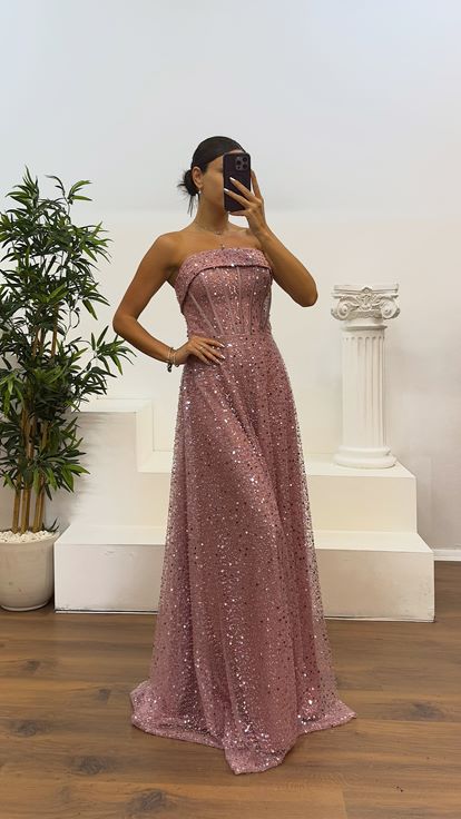 Abito da sera con perline senza spalline color cipria