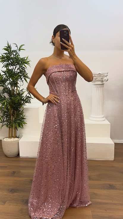 Abito da sera con perline senza spalline color cipria