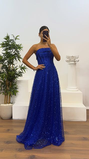 Trägerloses, perlenbesetztes Abendkleid von Saks