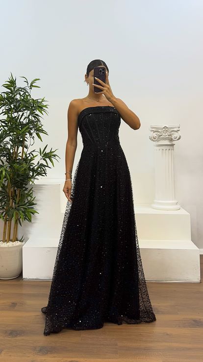 Abito da sera con perline nero senza spalline