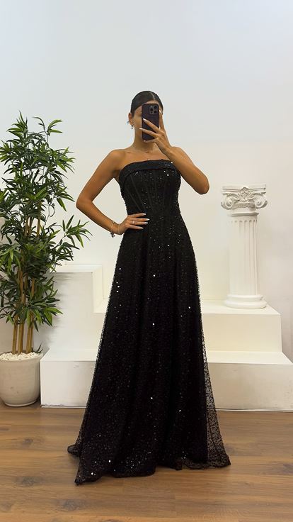 Abito da sera con perline nero senza spalline