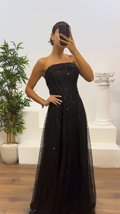 Abito da sera con perline nero senza spalline