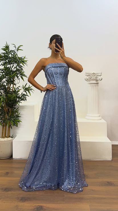 Abito da sera in rilievo senza spalline blu baby