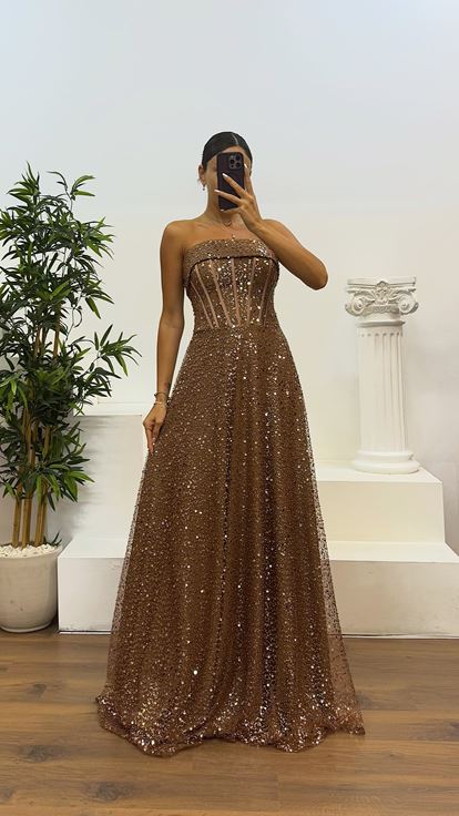 Abito da sera con perline senza spalline marrone
