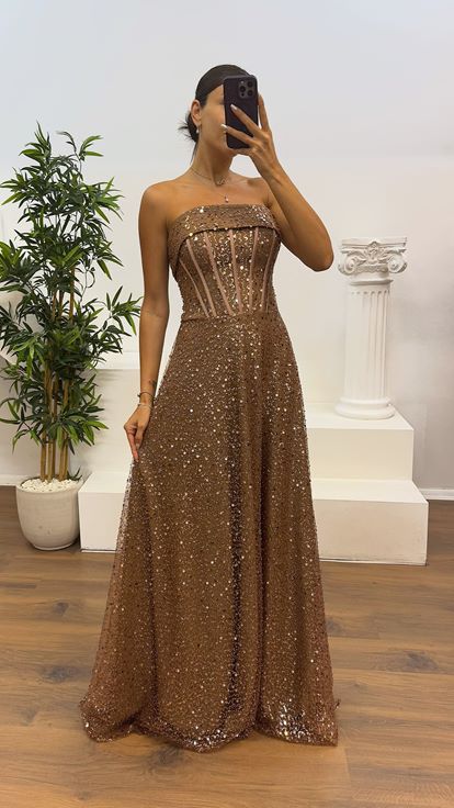 Abito da sera con perline senza spalline marrone