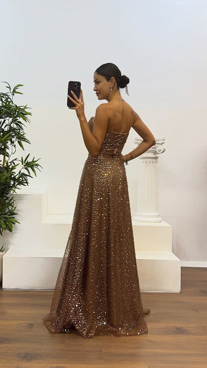 Abito da sera con perline senza spalline marrone