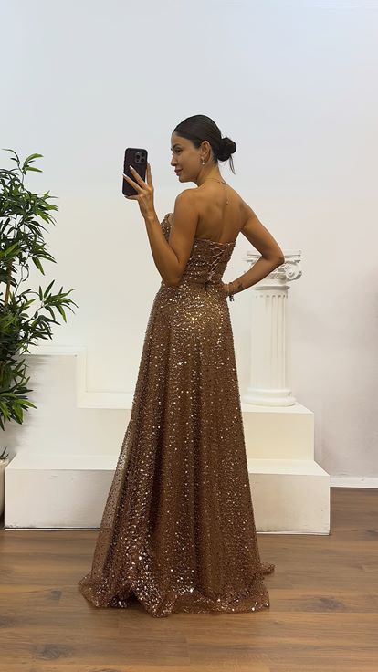 Abito da sera con perline senza spalline marrone