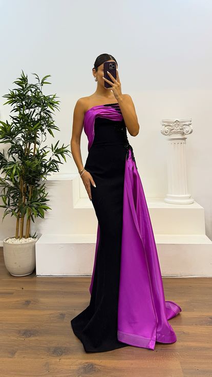 Abito da sera fucsia con dettagli in raso senza spalline