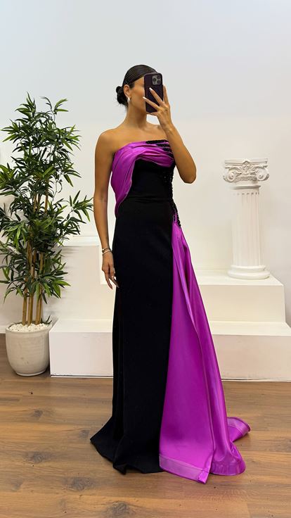 Abito da sera fucsia con dettagli in raso senza spalline