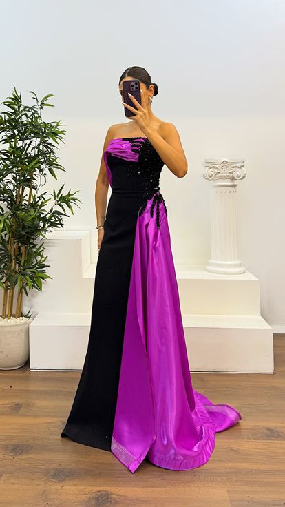 Abito da sera fucsia con dettagli in raso senza spalline