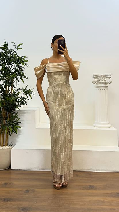 Abito da sera ricamato con cinturino in corda dorata