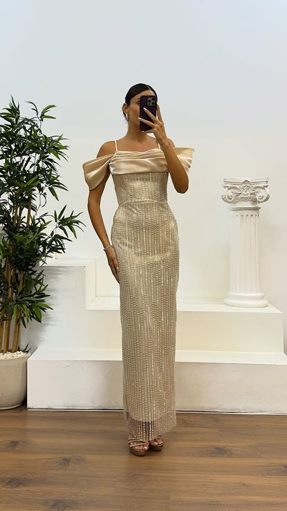 Abito da sera ricamato con cinturino in corda dorata