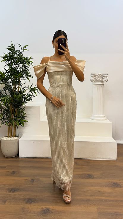 Abito da sera ricamato con cinturino in corda dorata