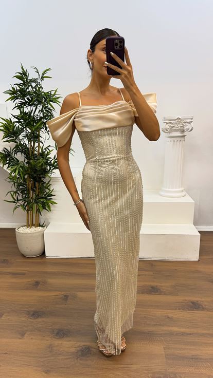 Abito da sera ricamato con cinturino in corda dorata