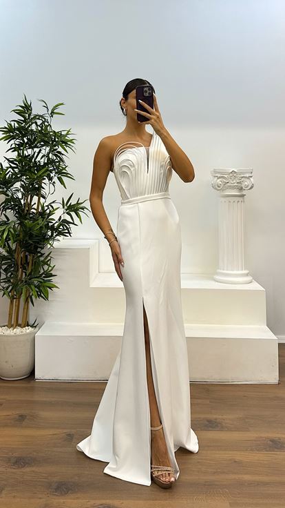 Abito da sera con dettaglio petto monospalla in osso