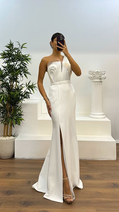 Abito da sera con dettaglio petto monospalla in osso