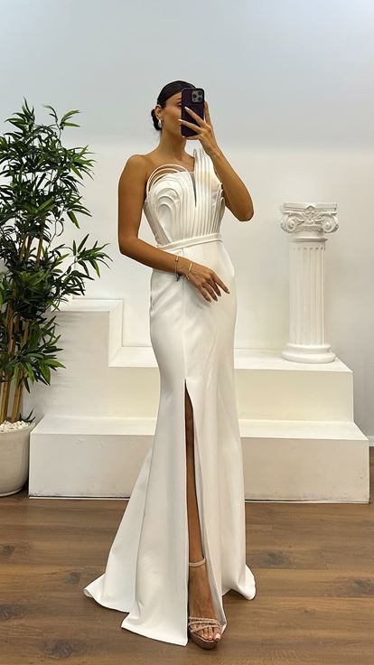 Abito da sera con dettaglio petto monospalla in osso