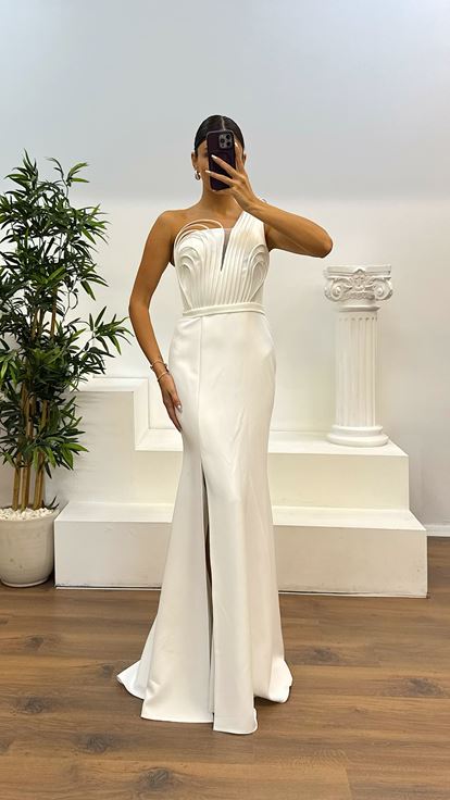 Abito da sera con dettaglio petto monospalla in osso