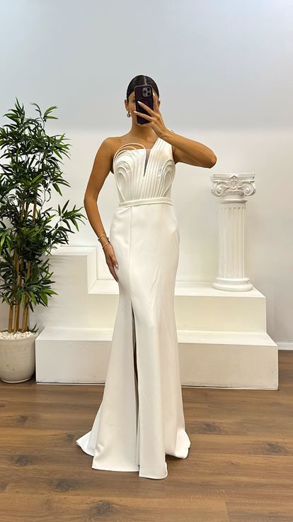 Abito da sera con dettaglio petto monospalla in osso