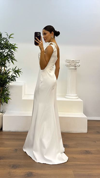 Abito da sera con dettaglio petto monospalla in osso