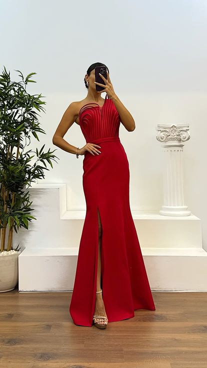 Abito da sera rosso con dettagli sul petto e monospalla