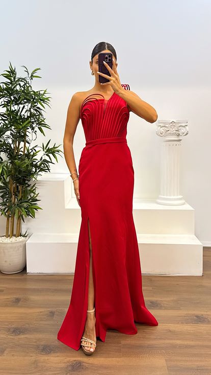 Abito da sera rosso con dettagli sul petto e monospalla