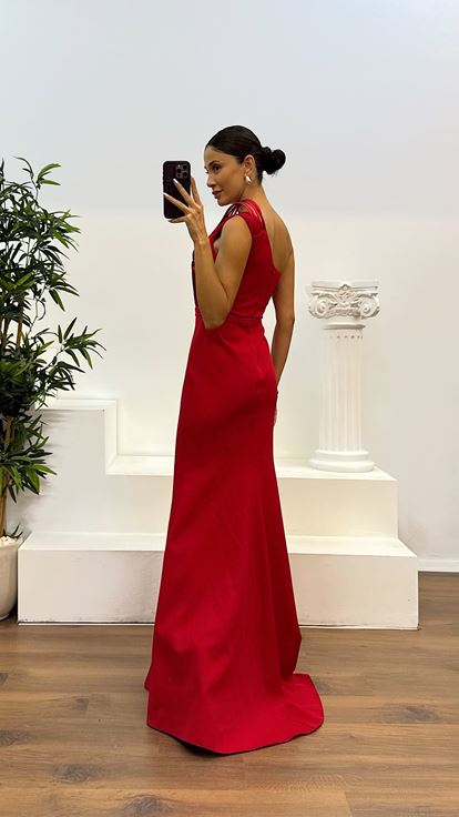Abito da sera rosso con dettagli sul petto e monospalla