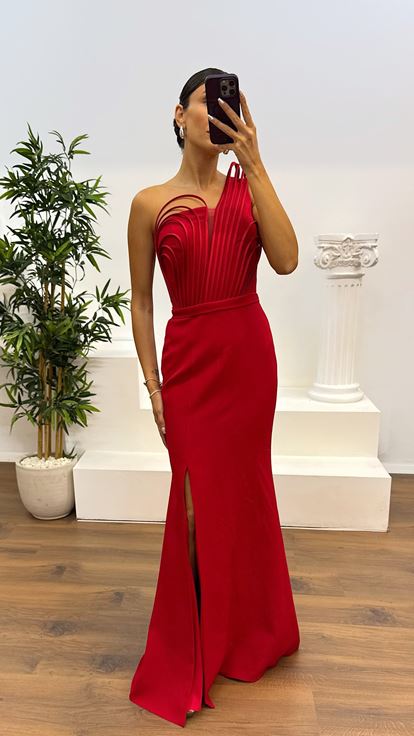 Abito da sera rosso con dettagli sul petto e monospalla