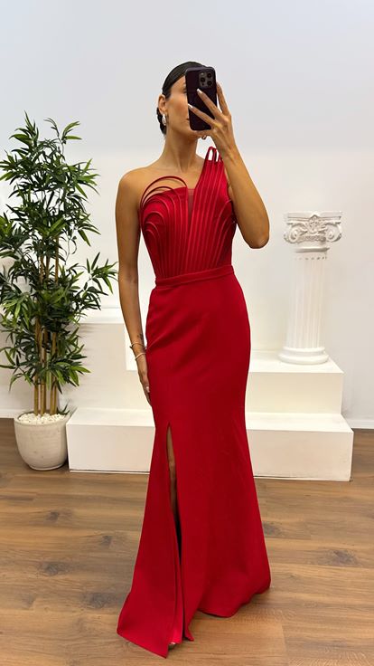 Abito da sera rosso con dettagli sul petto e monospalla