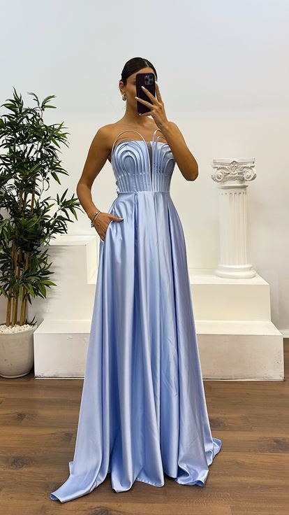 Abito da sera con dettagli sul petto senza spalline blu baby