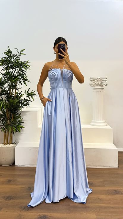 Abito da sera con dettagli sul petto senza spalline blu baby