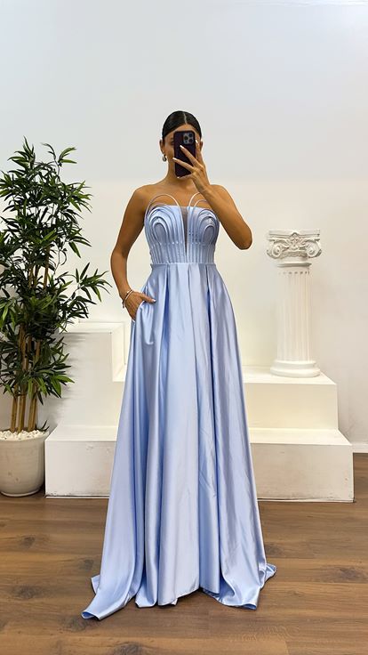 Abito da sera con dettagli sul petto senza spalline blu baby