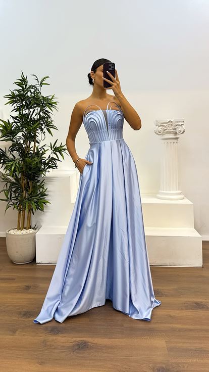 Abito da sera con dettagli sul petto senza spalline blu baby