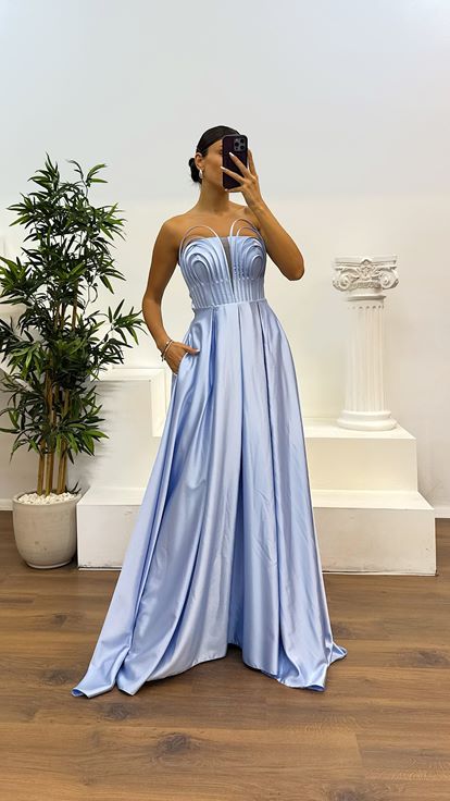 Abito da sera con dettagli sul petto senza spalline blu baby