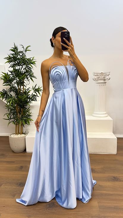 Abito da sera con dettagli sul petto senza spalline blu baby