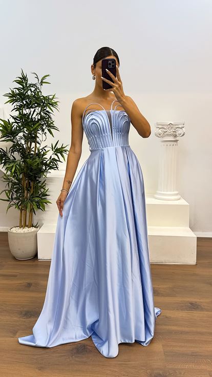 Abito da sera con dettagli sul petto senza spalline blu baby