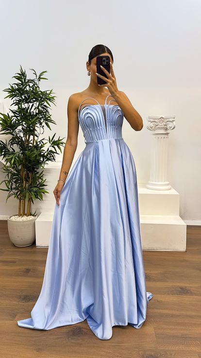 Abito da sera con dettagli sul petto senza spalline blu baby