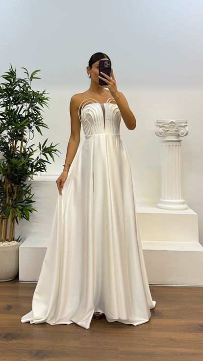 Abito da sera con dettagli sul petto senza spalline in osso