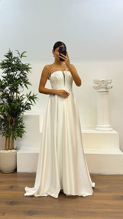 Abito da sera con dettagli sul petto senza spalline in osso