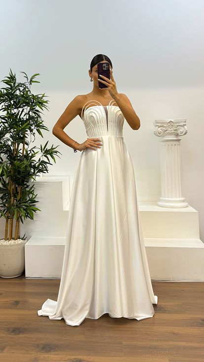 Abito da sera con dettagli sul petto senza spalline in osso