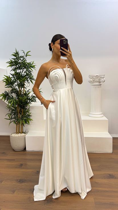 Abito da sera con dettagli sul petto senza spalline in osso