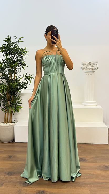 Abito da sera Cağla senza spalline con dettagli sul petto