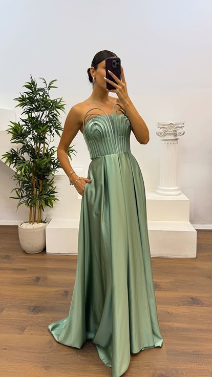 Abito da sera Cağla senza spalline con dettagli sul petto