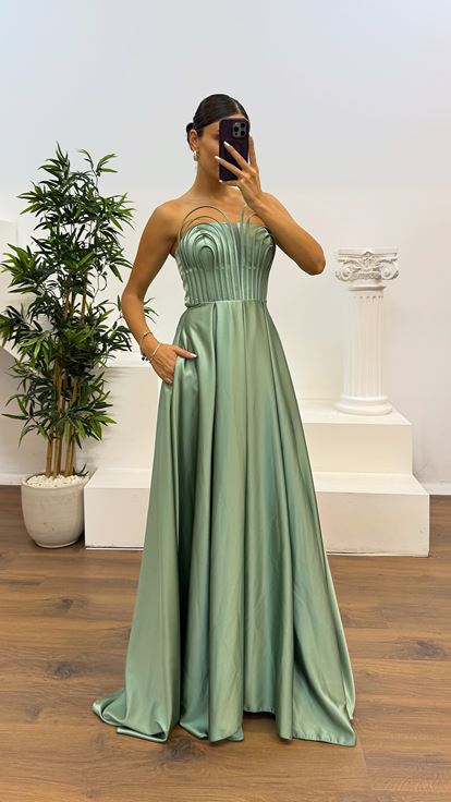 Abito da sera Cağla senza spalline con dettagli sul petto