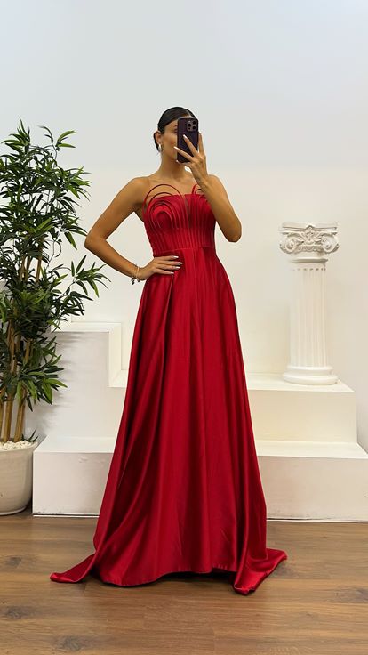 Abito da sera rosso con dettagli sul petto senza spalline